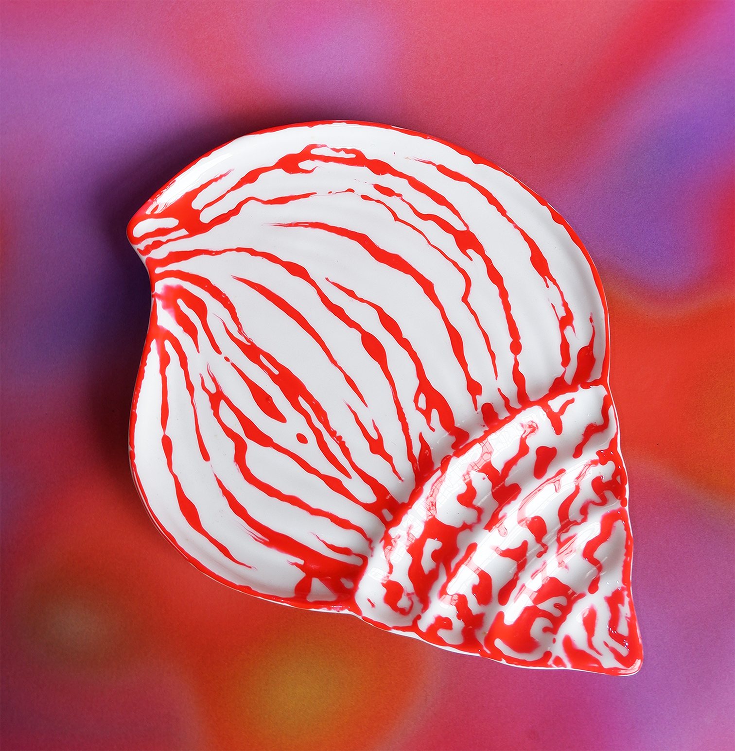 RED AND WHITE SHELL PLATE