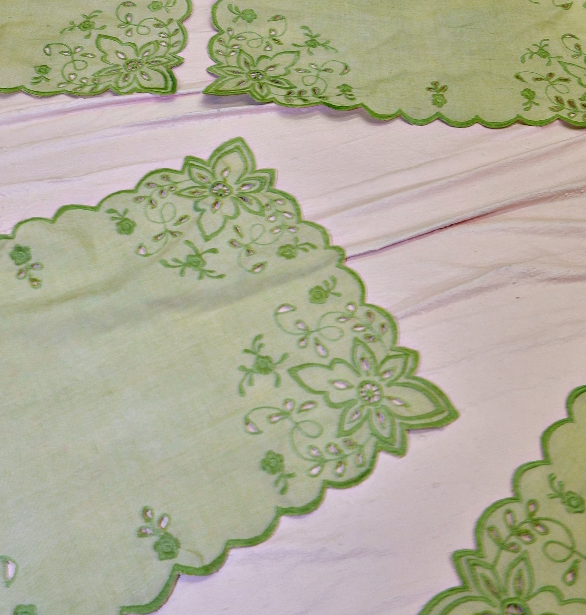 GREEN LACE PLACEMATS